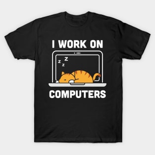 I work on computers / funny kitten laptop / annoying cat T-Shirt